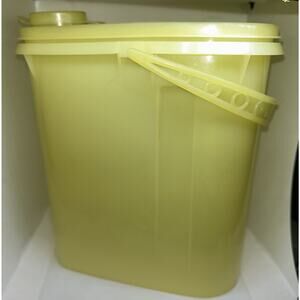 Vintage TUPPERWARE Yellow Store & Pour 1 QT Flip Top Lid Buddy Pitcher